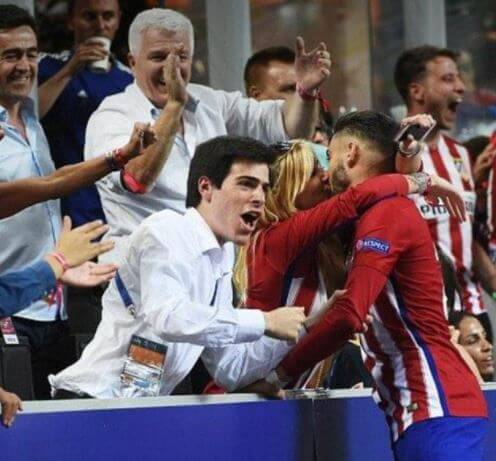 Noemie Happart kissing her ex-husband Yannick Carrasco.